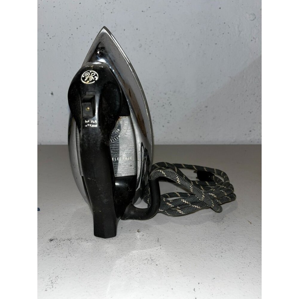 VINTAGE GENERAL ELECTRIC GE STEAM & DRY IRON No. F40 shows well